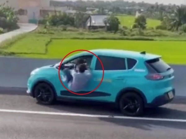 Người đàn ông có dấu hiệu bất thường chui ra khỏi taxi, băng ngang cao tốc
