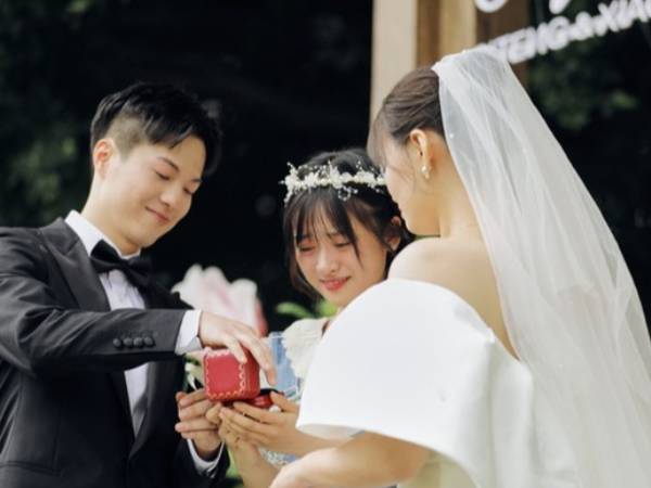 Mừng cưới bạn 1 cây vàng, tôi tổ chức hôn lễ đúng ngày vía Thần Tài thì nhận được 1 món quà khiến cả 2 từ mặt