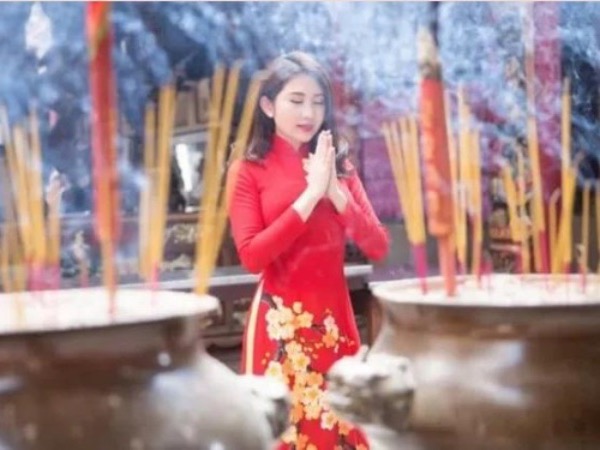 Phụ nữ 'đến tháng' đi chùa được không, cần lưu ý điều gì?