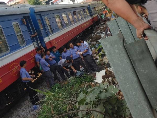 Hà Nội: Nam tài xế giao hàng tử vong sau khi va chạm với tàu hỏa