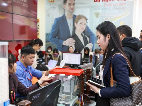 Khách xếp hàng chờ 3 tiếng đồng hồ mua 5 chỉ vàng nhẫn, tiệm quyết không bán hơn