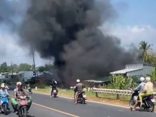 Cháy nhà giữa trưa ở Cà Mau, 400 triệu tiền mặt thành tro