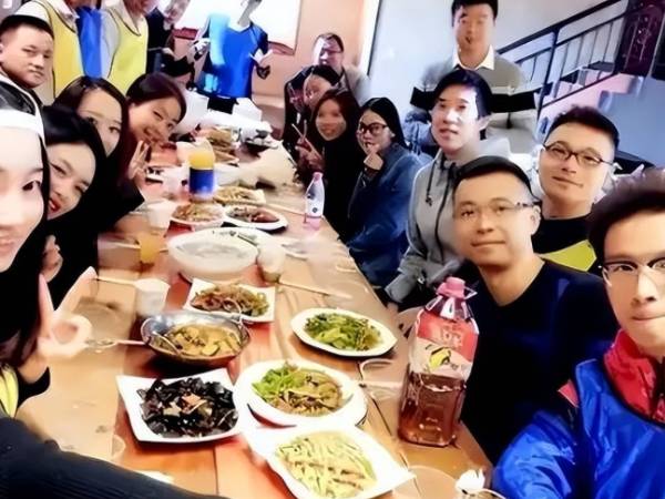 Sau buổi họp lớp, hoa khôi bất ngờ nhận được gần 70 triệu từ lớp trưởng - nhưng dòng tin nhắn kèm theo mới là cú sốc thật sự!