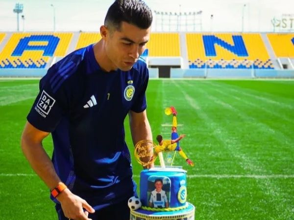 Ronaldo được Al Nassr tặng bánh sinh nhật độc đáo mừng 40 tuổi