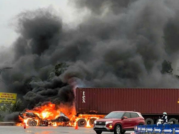 Xe container bốc cháy ngùn ngụt khi đang đi trên đường ở Bắc Ninh