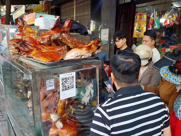 Hốt bạc 'ngày đặc biệt', cửa hàng thịt heo quay ở Đà Nẵng làm không kịp bán