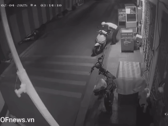 Nam xe ôm công nghệ làm hành động lạ rồi vái lạy 3 cái giữa đêm, gia chủ check camera xong thì không biết nên làm thế nào