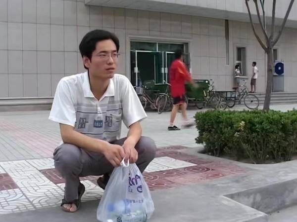 Cha nghèo bán hết tài sản, vay mượn để con học ĐH, con ra trường lương tháng 2 triệu đồng: Sai lầm khiến nhiều phụ huynh giật mình