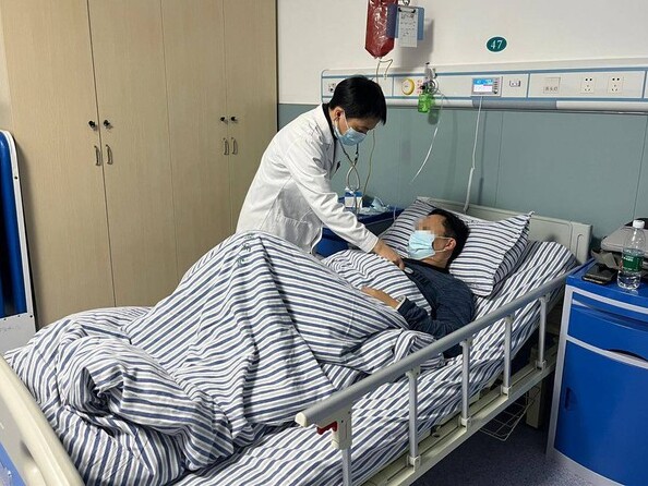 Khám đau họng ra ung thư dạ dày giai đoạn cuối, người đàn ông tức giận ném 2 'thủ phạm' trong bếp ra đường