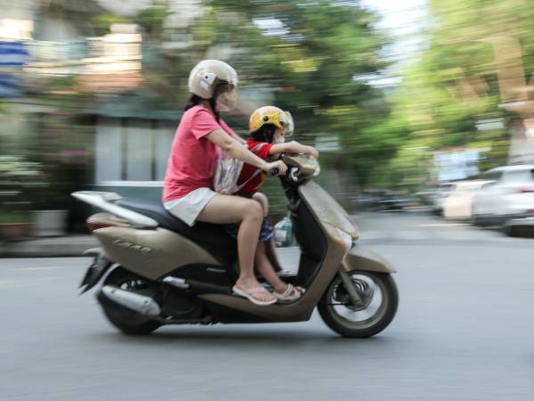 1 việc nguy hiểm mà nhiều phụ huynh vẫn làm với con, từ nay có thể bị phạt đến 10 triệu đồng