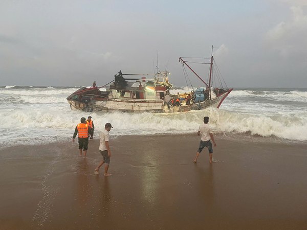 Tàu cá nước ngoài hỏng máy trôi dạt vào vùng biển Phú Yên