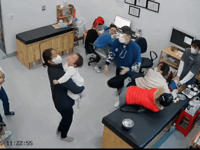 Clip: Em bé bất ngờ lên cơn co giật do nhiễm cúm A, cách giải quyết của bác sĩ khiến nhiều phụ huynh lập tức lấy giấy bút ghi lại