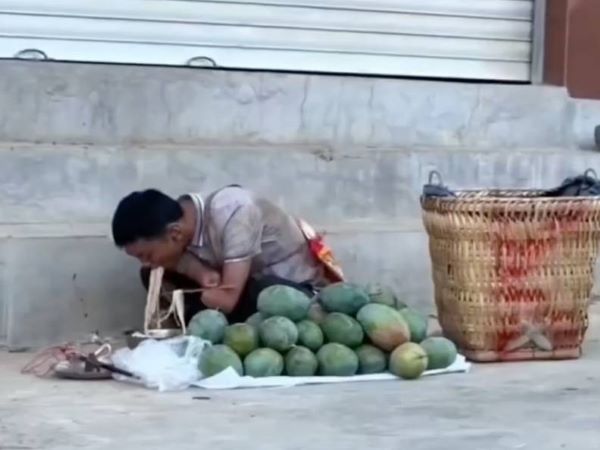 Bức ảnh người đàn ông bán xoài khiến hàng nghìn người bật khóc, hành động của 2 cô gái qua đường gây bất bình