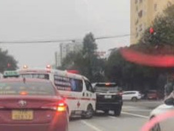 CLIP: Tài xế xe ô tô 'từ chối' vượt đèn đỏ để nhường đường cho xe cấp cứu