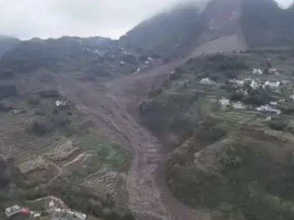 Một ngôi làng tách đôi trong 58 giây vì lở đất kinh hoàng, nhiều người tuyệt vọng đào đất bằng tay không để cứu người thân