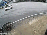 2 thanh niên chạy xe máy tông trực diện vào ô tô đi ngược chiều và 2 giây sau đó khiến nhiều người há hốc