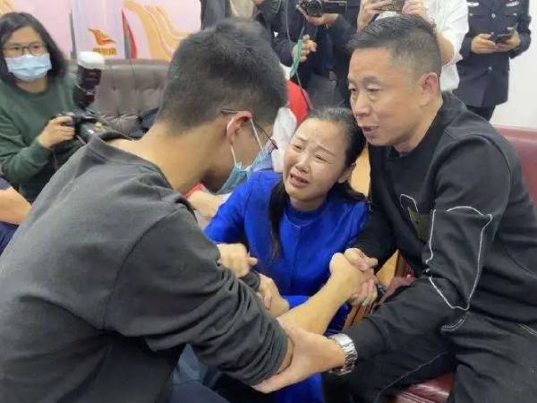 Quý tử tốt nghiệp ĐH 10 năm không về nhà, cha mẹ tìm con sắp nơi, khi tìm thấy lại như chết tim: 'Con ơi, sao lại…?'