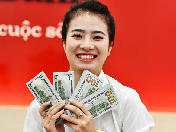 Giá USD ngân hàng vượt 25.600 đồng, cao chưa từng có
