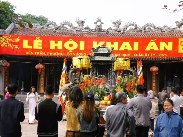 Bất ngờ hình ảnh trước giờ Khai ấn đền Trần