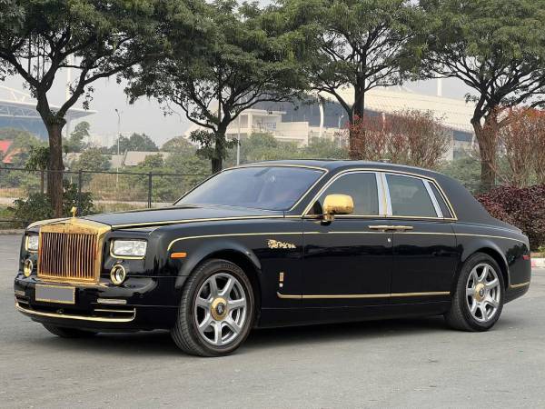 Rolls-Royce Phantom hàng độc giá 9,5 tỷ đồng tại Việt Nam: Mạ vàng 24K từ ngoài vào trong, nhiều chi tiết chạm khắc hình rồng