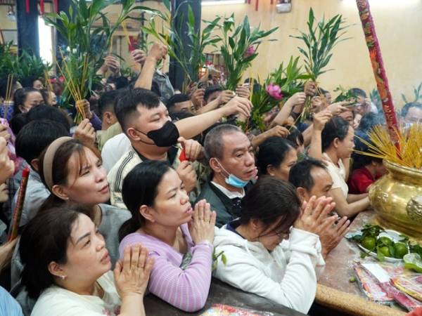 Biển người chen lấn đến nghẹt thở trong đêm để bốc tro xin lộc ở Chùa Bà Bình Dương