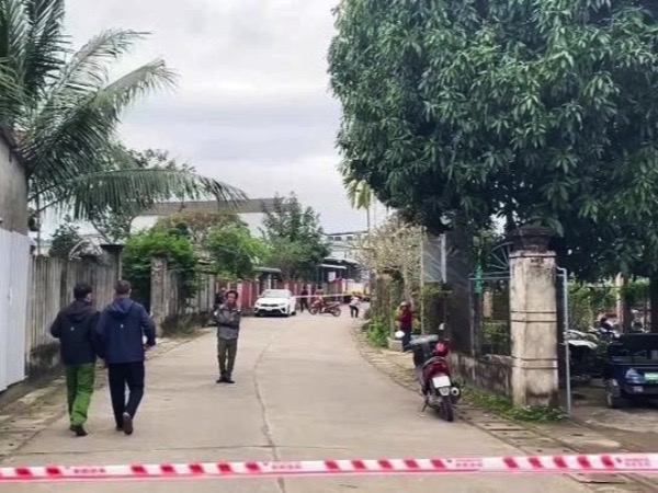 Chồng tạt xăng đốt vợ tử vong lúc rạng sáng