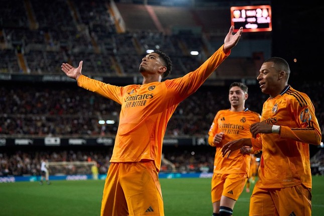 Man City 'tự sát' hay đơn giản là Real quá hay?