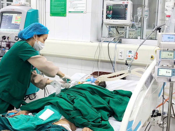 Uống rượu liên tục hơn 10 ngày, người đàn ông rơi vào tình trạng rối loạn ý thức, hôn mê sâu