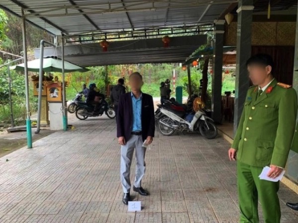 Ăn mặc bảnh bao, vào quán cà phê xin đi nhờ vệ sinh rồi trộm cắp tài sản