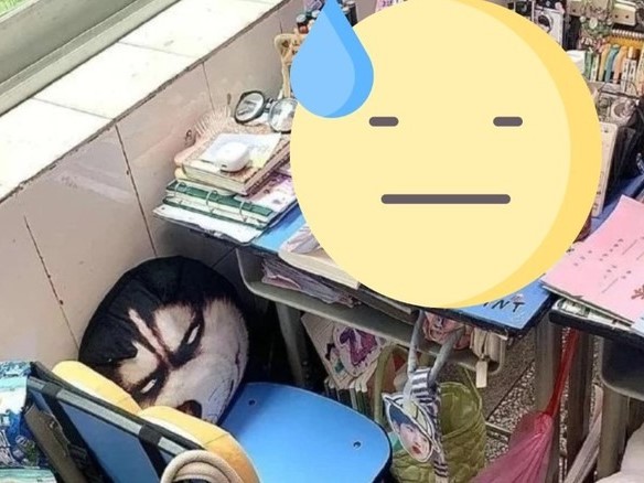 Bức ảnh chụp một góc bàn học của nữ sinh trung học làm bùng nổ tranh cãi: 'Đoán được tương lai của em này rồi'