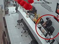 Clip: Kẻ lạ mặt cầm dao xông vào cửa hàng ở Nam Định, đè nữ nhân viên xuống sàn