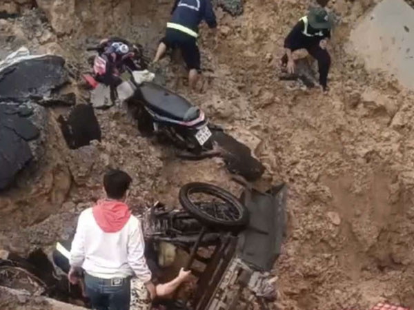 Bất ngờ lọt 'hố tử thần' trên đường, 2 người đàn ông bị thương