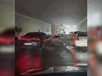 Hầm chui 830 tỉ đồng ở TPHCM ngập nặng, giao thông tê liệt sau cơn mưa trái mùa