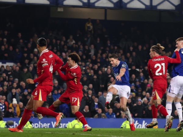 Liverpool đánh rơi chiến thắng trên sân Everton
