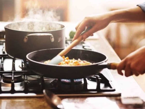 Nuốt hạt vi nhựa ngang 1 tấm thẻ tín dụng mỗi tuần chỉ vì 7 thói quen tai hại trong bếp: Thay đổi ngay để giảm tải phơi nhiễm