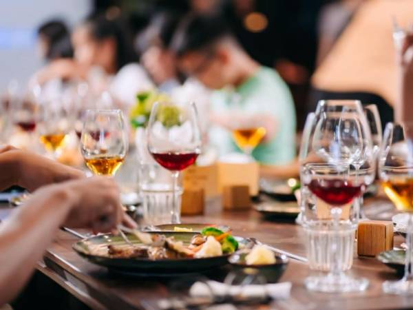Sau 2 lần người bạn học cũ đến nhà hàng của tôi dùng bữa, tôi thẳng tay xóa số và chặn liên lạc: Trong cuộc sống, đôi khi chúng ta phải dứt khoát!