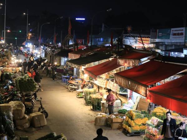 Cảnh vắng lặng chưa từng có trong suốt nhiều năm qua tại chợ hoa lớn nhất Hà Nội dịp Valentine