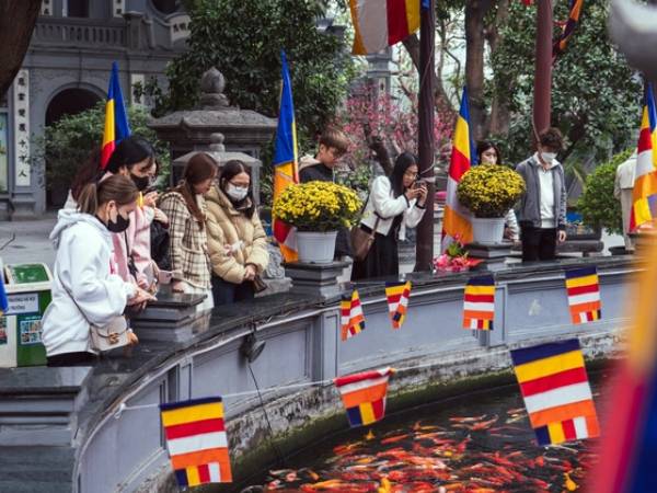 Giới trẻ Hà Nội đổ đến chùa Hà ngày Valentine cầu tình duyên