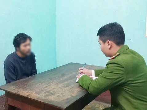 Tạm giữ đối tượng cầm dao uy hiếp nữ giao dịch viên