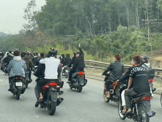 Hàng chục thanh niên đi xe máy tháo biển số, dàn hàng trên quốc lộ ở Thanh Hóa