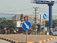 Máy kéo 'đại náo' trên đường phố khi không có người điều khiển