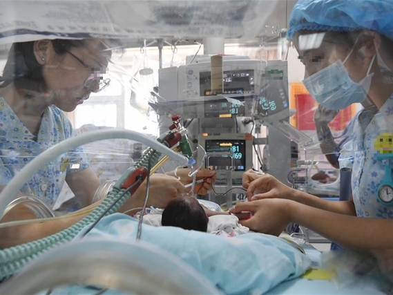 Đau lòng bé 52 ngày tuổi ngộ độc botulinum, 'lành ít, dữ nhiều' vì bà ngoại cho uống thứ nước giảm ho, bổ phổi