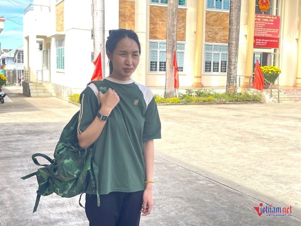 Cô gái gác lại công việc ổn định để nhập ngũ, thực hiện di nguyện của mẹ