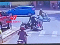 Phẫn nộ cảnh 2 người đàn ông liên tục đá vào mặt đối phương sau va chạm giao thông
