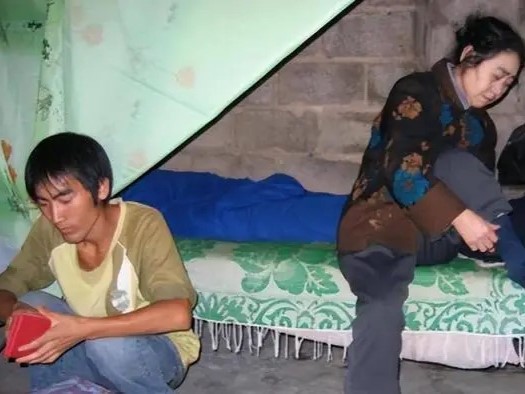 Mẹ bị tâm thần, cậu bé 16 tuổi thuê chuồng lợn để ở, nhiều năm sau thoát nghèo nhưng 'cú ngoặt' xảy ra sau cuộc gọi của một cô gái trẻ