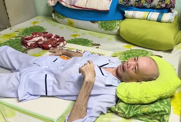 Nam ca sĩ Việt nổi tiếng một thời tuổi 64: Bệnh tật triền miên, mỗi ngày đều phải xin cơm từ thiện