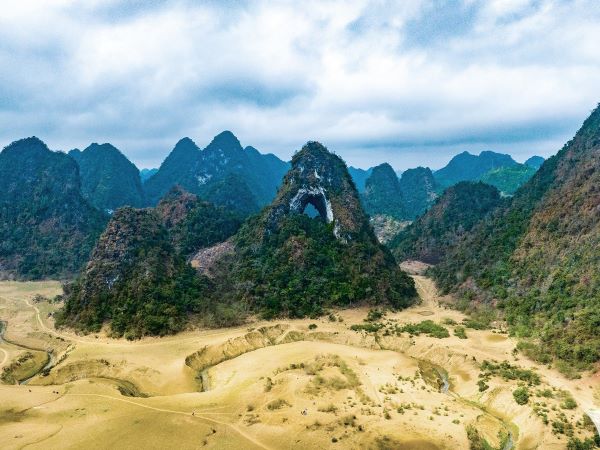'Mắt thần' của Cao Bằng mùa khô cạn, hút khách cắm trại, tham quan