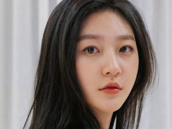 Bi kịch Kim Sae Ron: Sốt 40 độ vẫn đóng phim, 'kêu cứu' trước khi qua đời ở tuổi 25