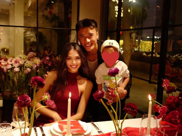 Bùi Tiến Dũng nắm tay vợ Tây trên xế hộp bạc tỷ hẹn hò sang chảnh, đôi chân dài thẳng tắp của Dianka chiếm spotlight