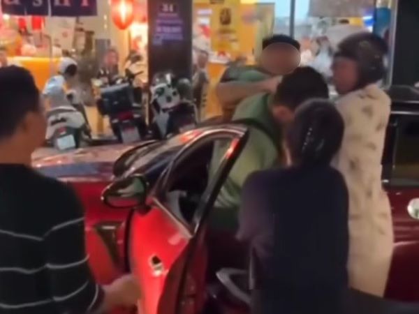 Tài xế ô tô đấm túi bụi nam shipper, còn thách thức 'gọi công an giùm tao cái', nguồn cơn gây bất bình